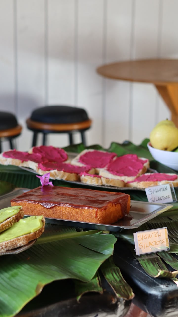 Mesa com bolo, torradas coloridas e identidade autoral